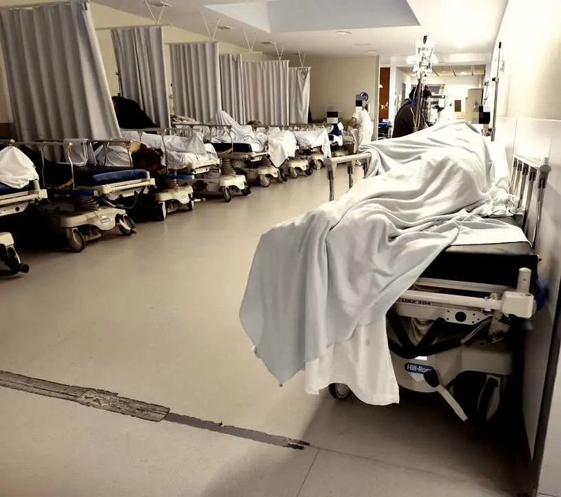 Pacientes a la espera de camas en Urgencias del HULA