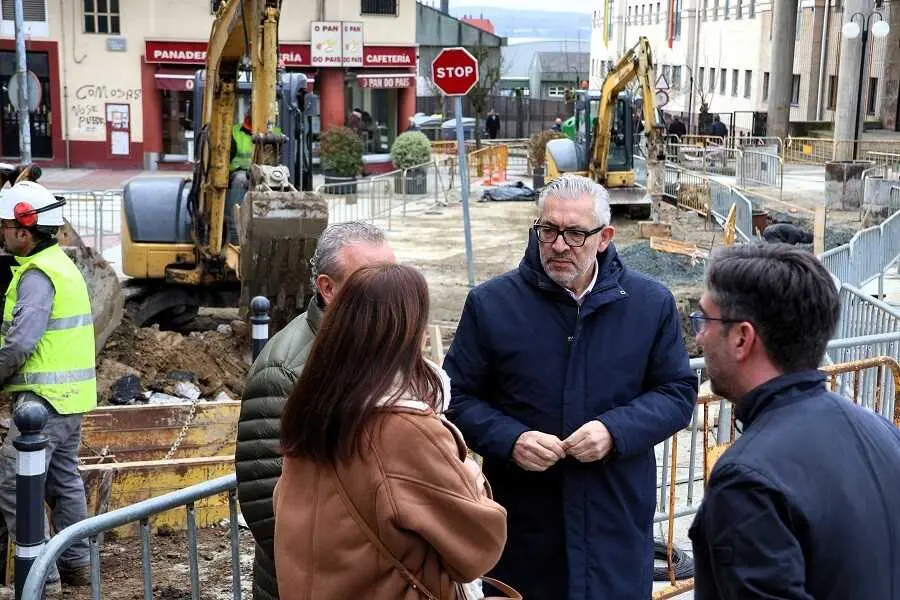 Miguel Fern&aacute;ndez, durante la visita al barrio de O Casti&ntilde;eiro