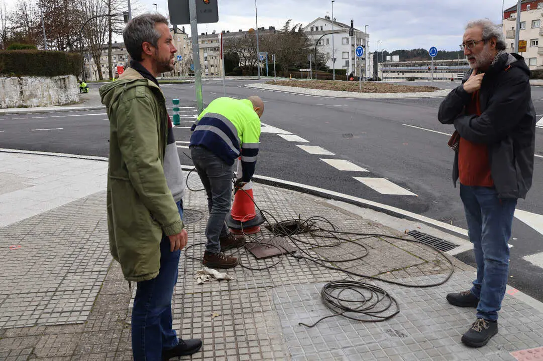 Rub&eacute;n Arroxo y Alexandre Penas visitaron la rotonda de Alfonso X con la Ronda de Fingoi