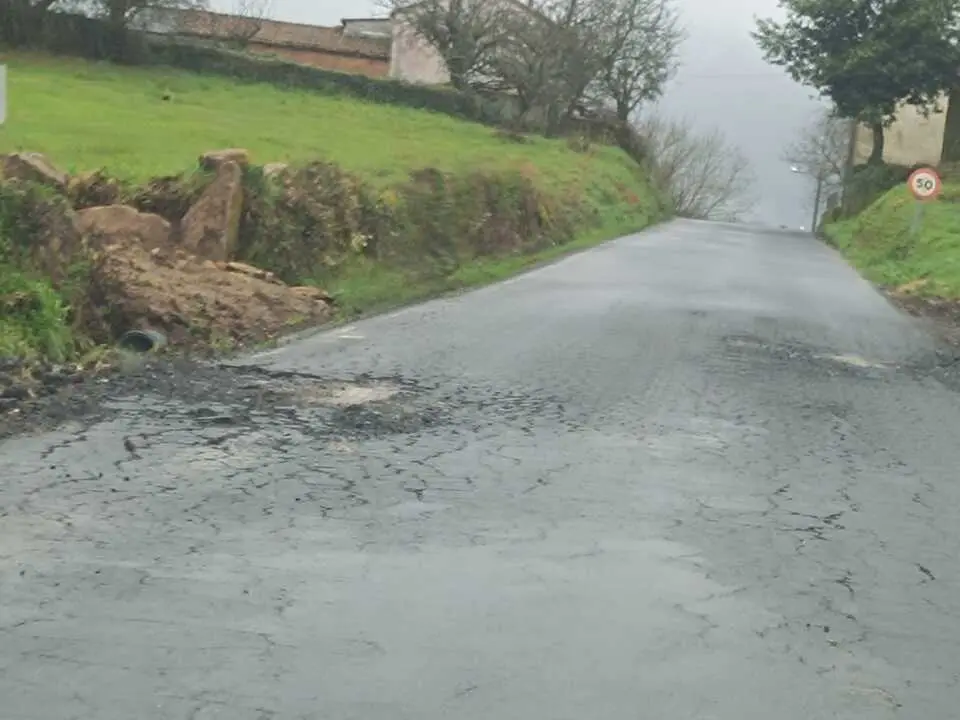 Una carretera provincial de Palas de Rei, deteriorada en uno de los m&aacute;rgenes