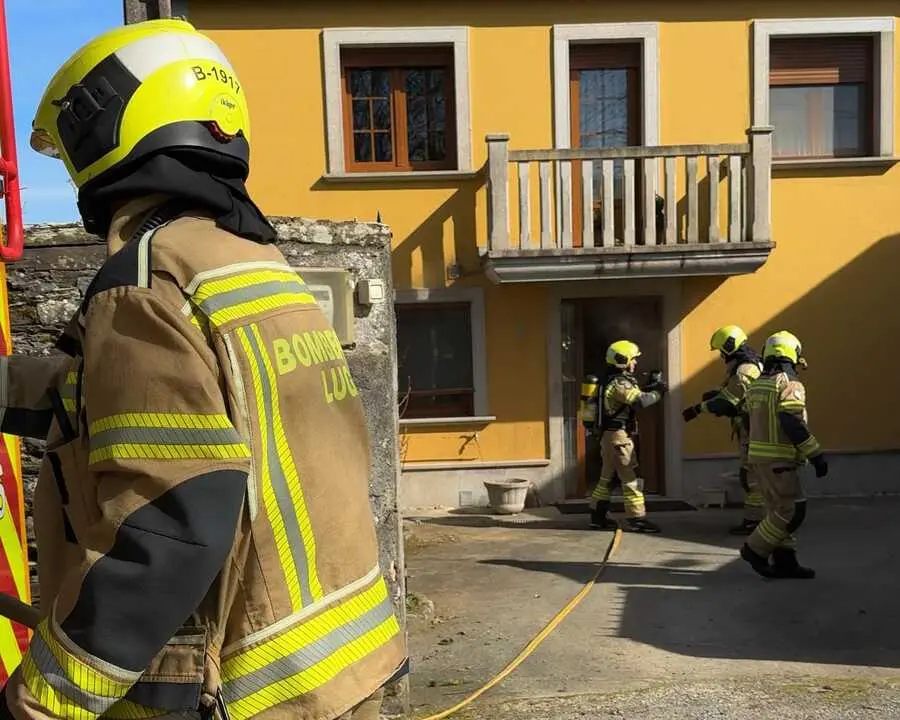 Foto de la intervenci&oacute;n de los servicios de emergencia en el inmueble.