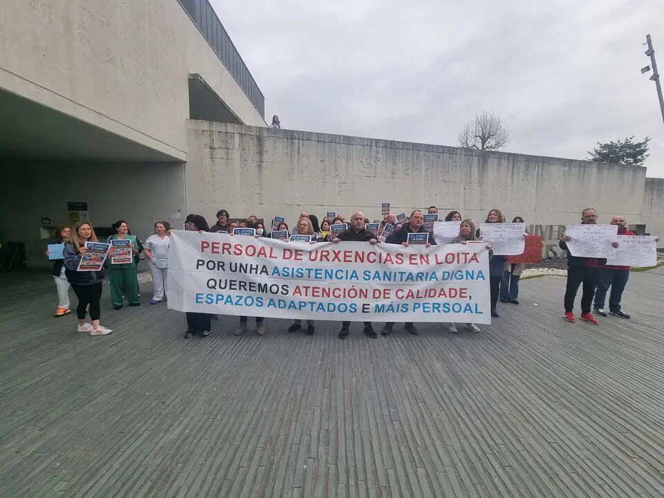 Los celadores de Urgencias, ante la puerta principal del HULA