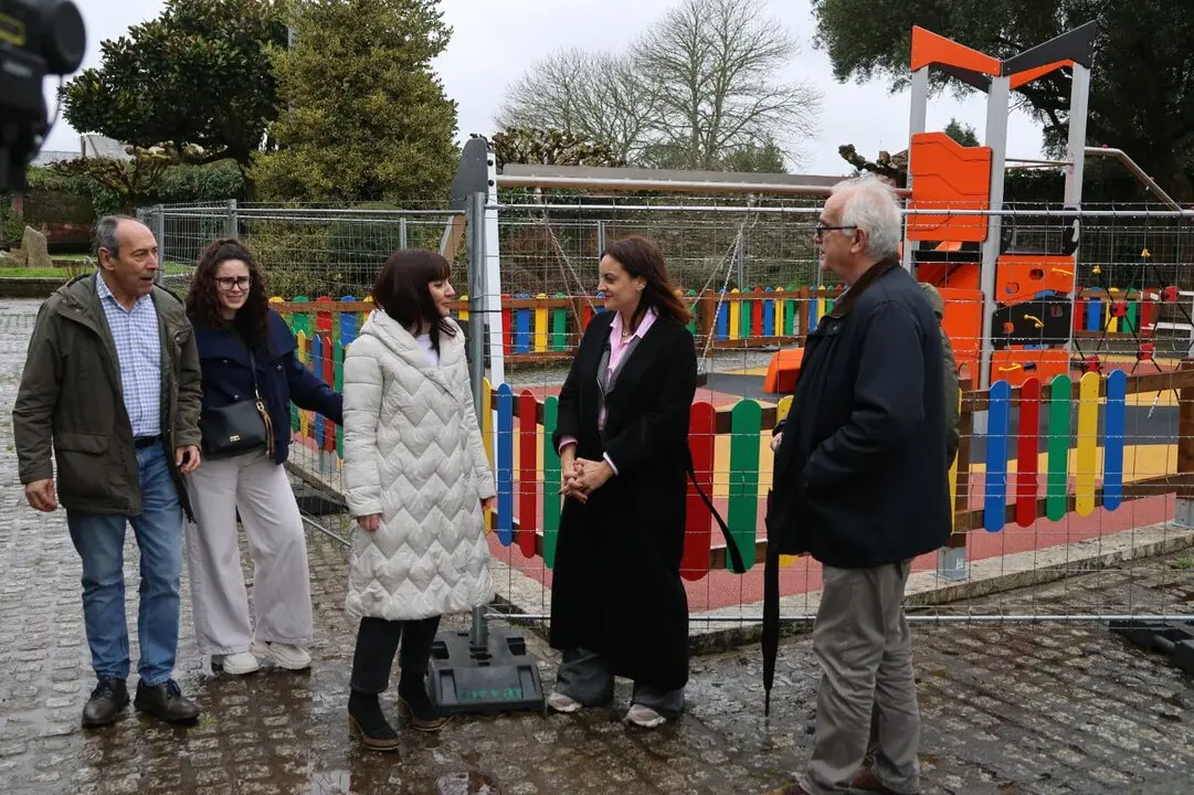 Carmela L&oacute;pez y Marta Rouco, ante el nuevo parque infantil de Vilalba