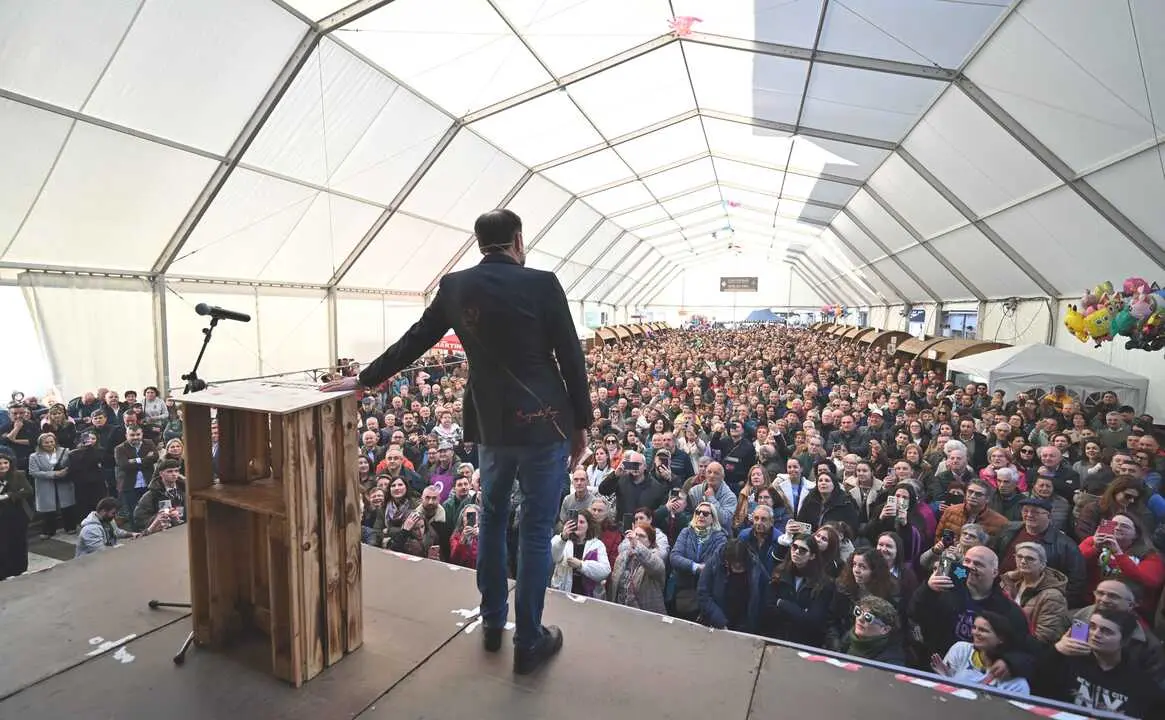 Roberto Vilar, durante el preg&oacute;n de la Feira do Vi&ntilde;o de Chantada