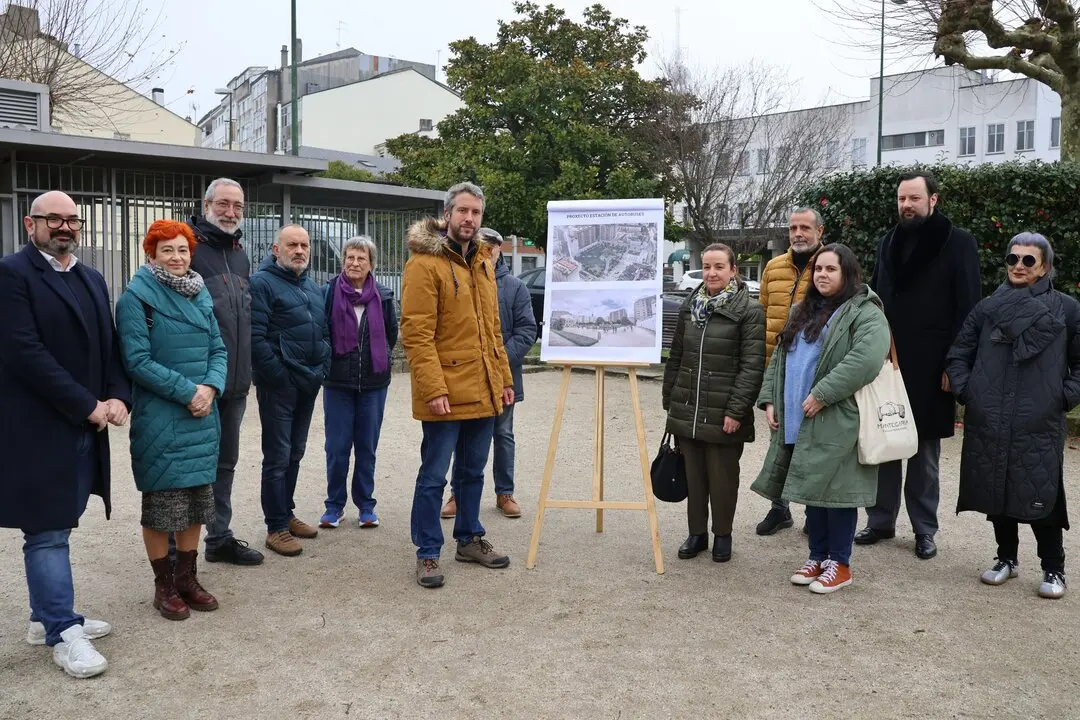 Rub&eacute;n Arroxo, con otros integrantes del BNG, durante la presentaci&oacute;n del proyecto