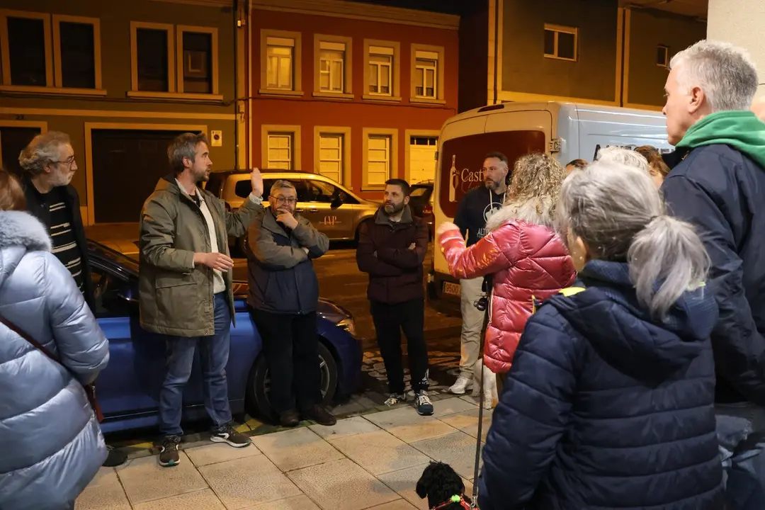 Rub&eacute;n Arroxo y Alexandre Penas, en la reuni&oacute;n con vecinos de Manuel Murgu&iacute;a