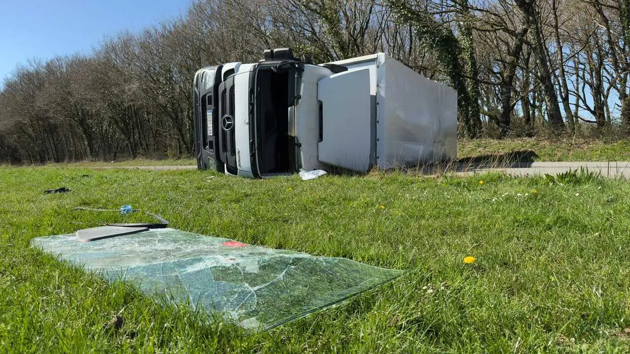 Cami&oacute;n volcado en el cintur&oacute;n comarcal, en Mosteiro de Pol
