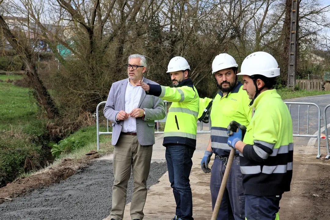 031626_foto2_o_alcalde_supervisa_a_finalizacion_das_obras_de_reparacion_do_colector_de_saneamento_da_rua_caton