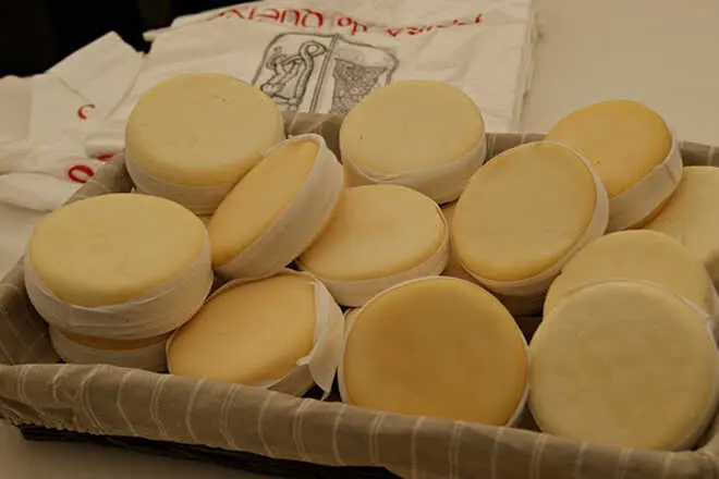 FEIRA-DO-QUEIXO-E-O-PAN-DE-OUS&Aacute;_FRIOL_LUGO-2