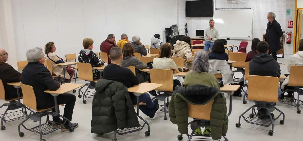 Rub&eacute;n Arroxo, durante una reuni&oacute;n con vecinos para hablar del transporte urbano