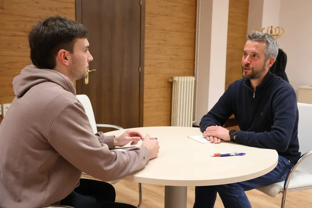Rub&eacute;n Arroxo, con el representante del Consello do Estudantado de la USC