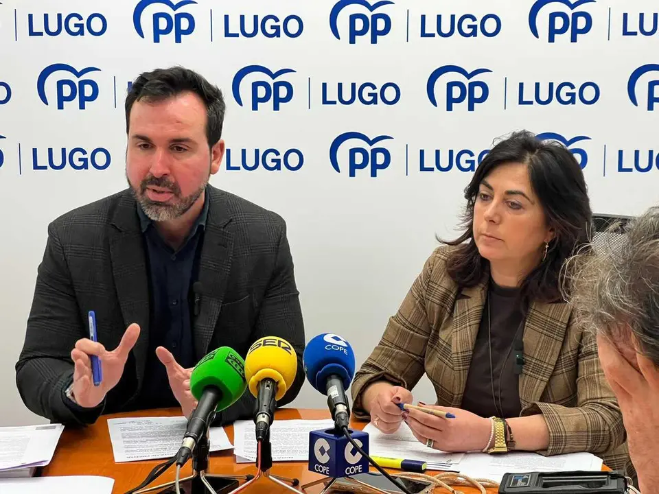 Antonio Ameijide y Elena Candia, durante la comparecencia de esta ma&ntilde;ana