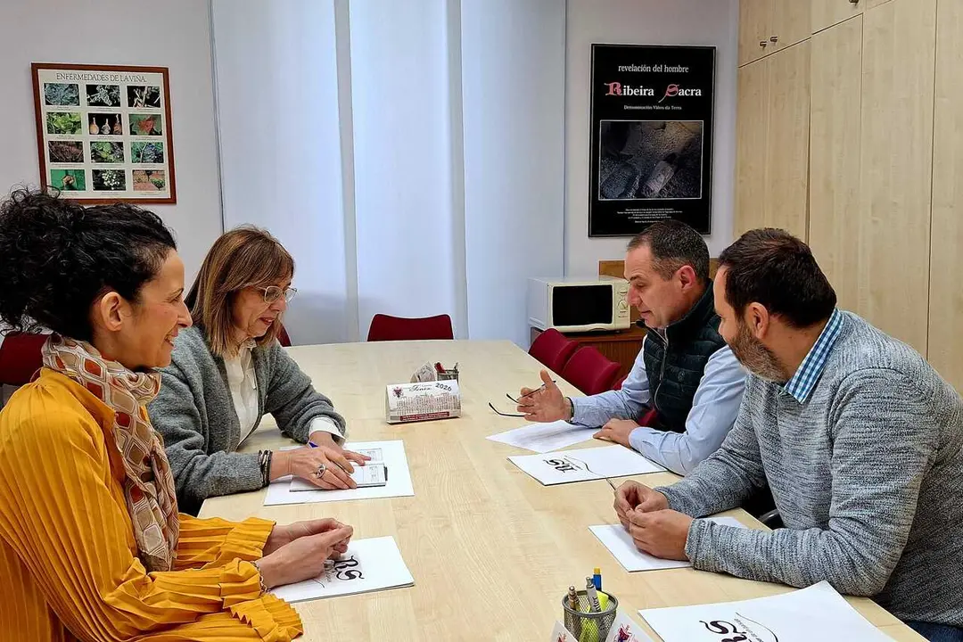 Los diputados Katy Varela, Raquel Arias y Juan Casares durante su visita al Consello Regulador de la Ribeira Sacra, donde destacaron las ayudas de la Xunta para conservar los vi&ntilde;edos en socalcos