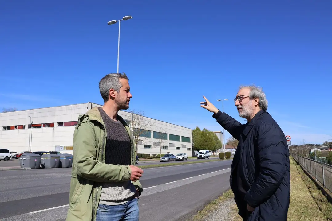 Rub&eacute;n Arroxo supervisando los trabajos de renovaci&oacute;n del alumbrado p&uacute;blico en la avenida Infanta Elena, que reducir&aacute;n el consumo energ&eacute;tico y modernizar&aacute;n la iluminaci&oacute;n.