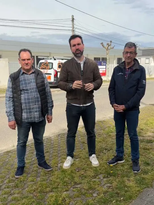 Teddy L&oacute;pez, Antonio Ameijide e Luis Fernandez diante a residencia da Pobra do Broll&oacute;n