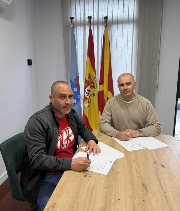 H&eacute;ctor Souto y Alfredo Bea, durante la firma del convenio para que el embalse de Vilasouto, en O Incio, albergue una prueba de pirag&uuml;ismo de base