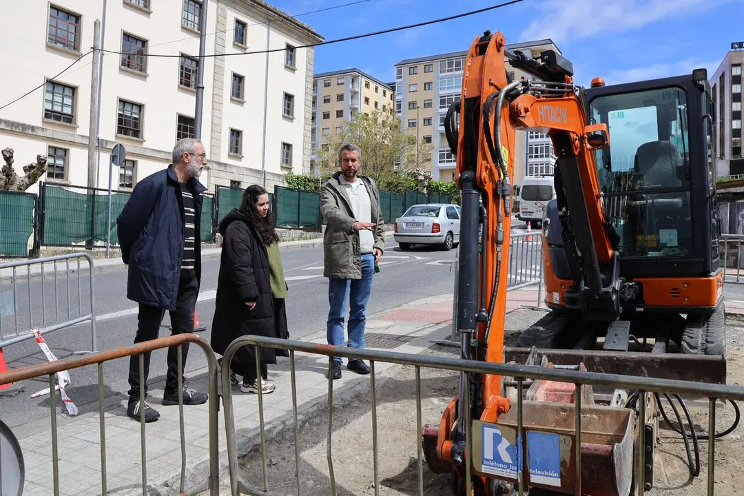 Rub&eacute;n Arroxo, Iria Buide y Alexandre Penas, en Pintor Corredoira