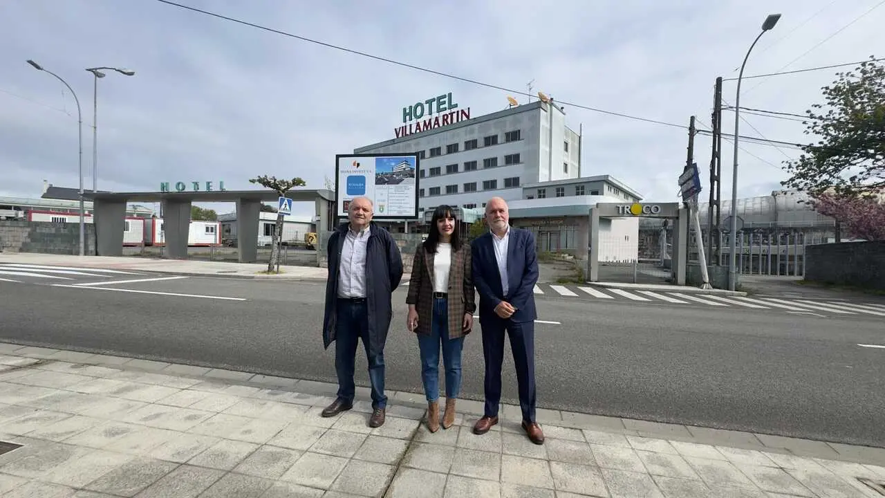 Fern&aacute;ndez, Rouco y Romero, delante del Hotel Villamart&iacute;n