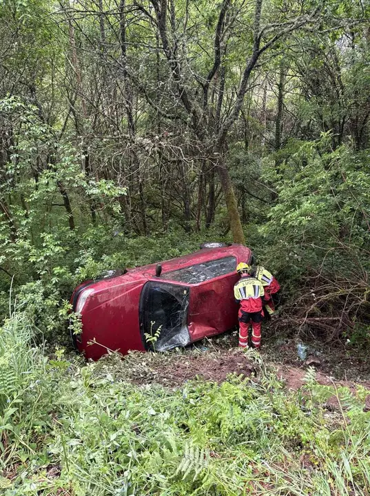 El veh&iacute;culo se sali&oacute; de la v&iacute;a en la carretera de Hombreiro