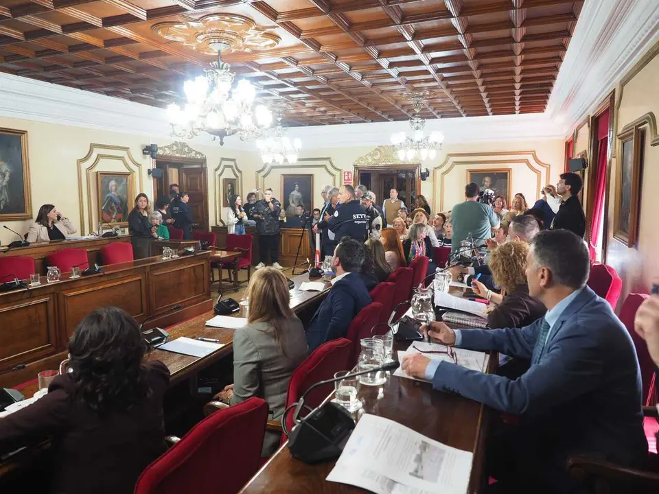 Mar&iacute;a Reigosa, a la izquierda, minutos antes de empezar el pleno