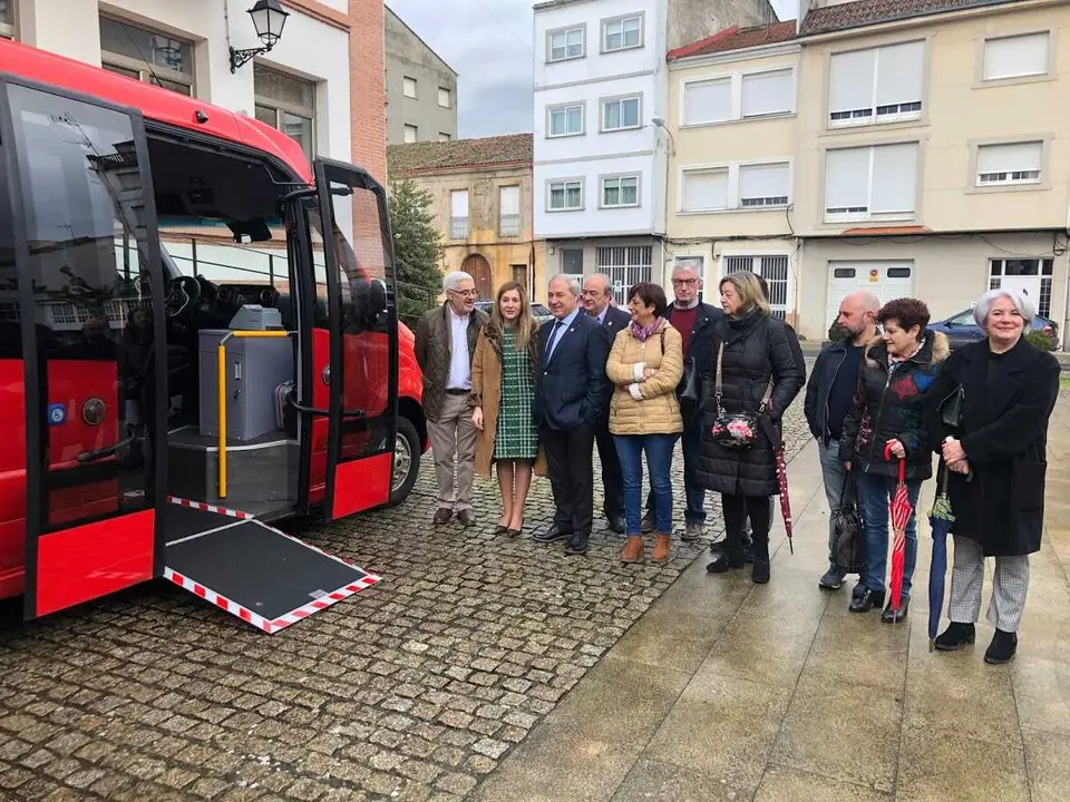 Foto de arquivo, Presentaci&oacute;n polo Equipo de Goberno do novo Bus Urbano de Monforte, o 1 de febreiro de 2020