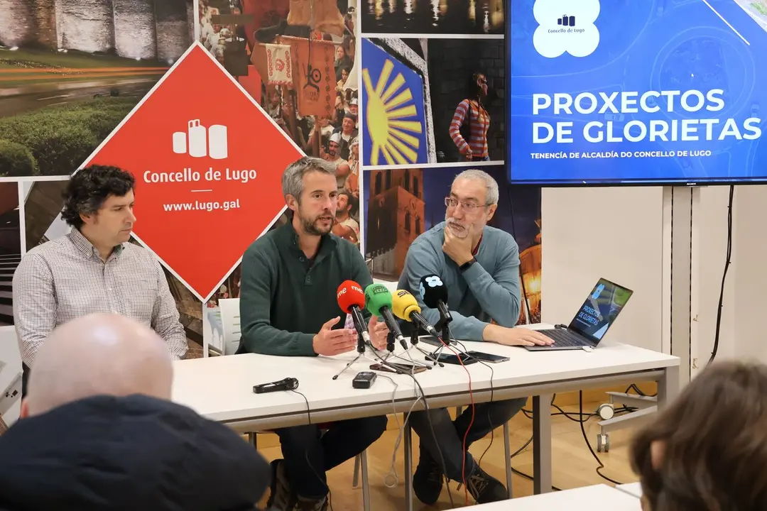 Fuentes, Arroxo y Penas, durante la explicaci&oacute;n del proyecto