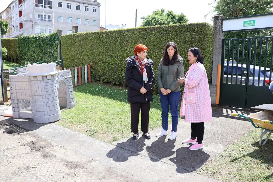 Maite Ferreiro, en la visita a la escuela Serra de Outes