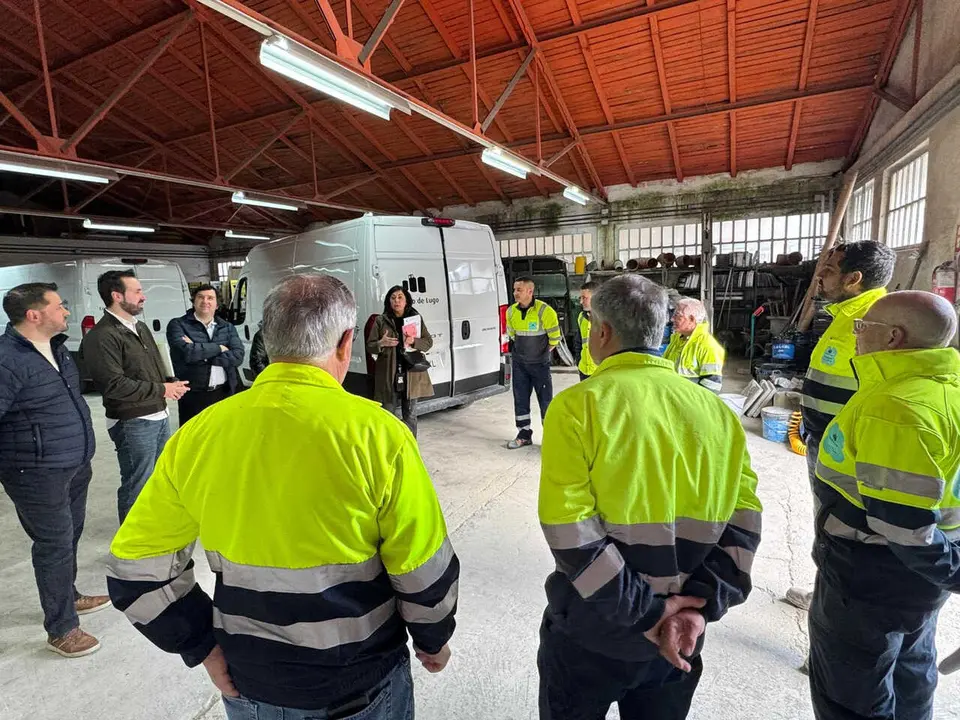 Elena Candia, con los integrantes de la brigada de Obras