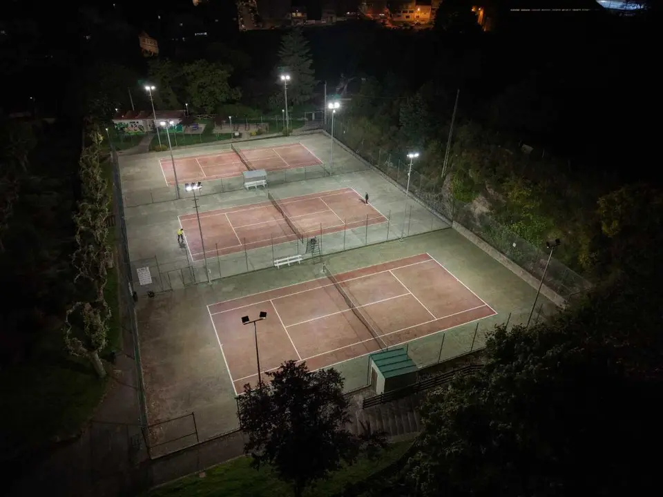 La nueva iluminaci&oacute;n de las pistas de tenis de Chantada