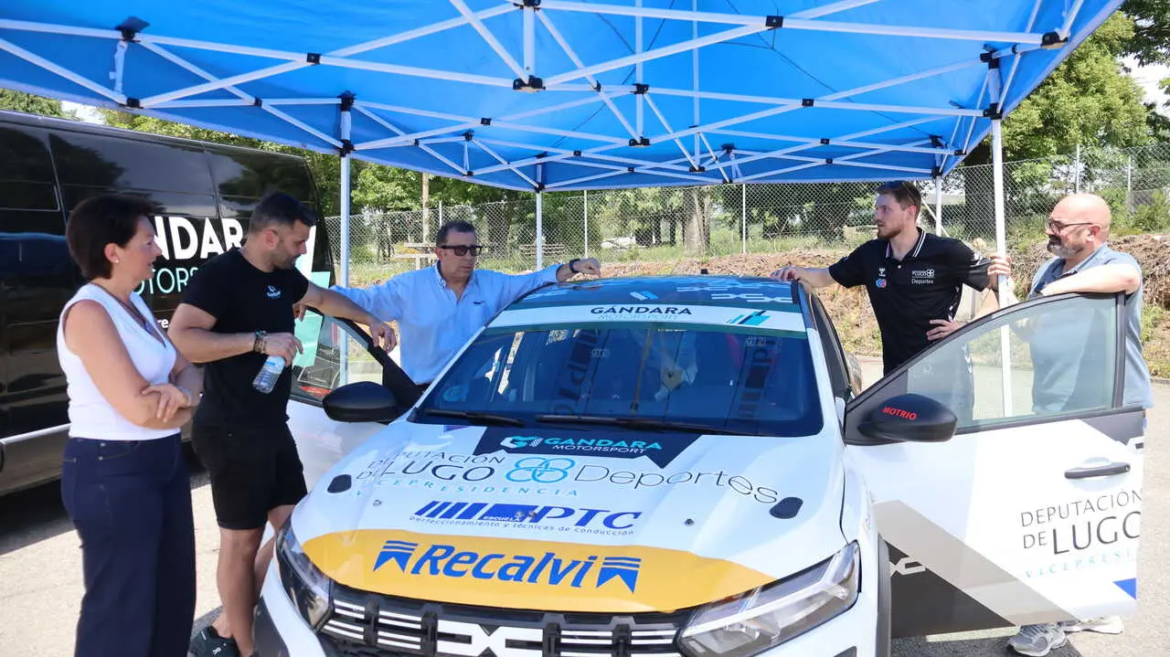 Arturs Kurucs, jugador del Breog&aacute;n, conoci&oacute; el coche que pilotar&aacute; el ganador del Volante Deputaci&oacute;n