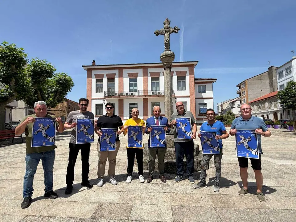 Alcalde e comisi&oacute;n de Festas de San Antonio