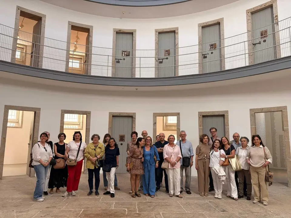 Alumnos s&eacute;nior de la UNED, durante la visita a O Vello C&aacute;rcere