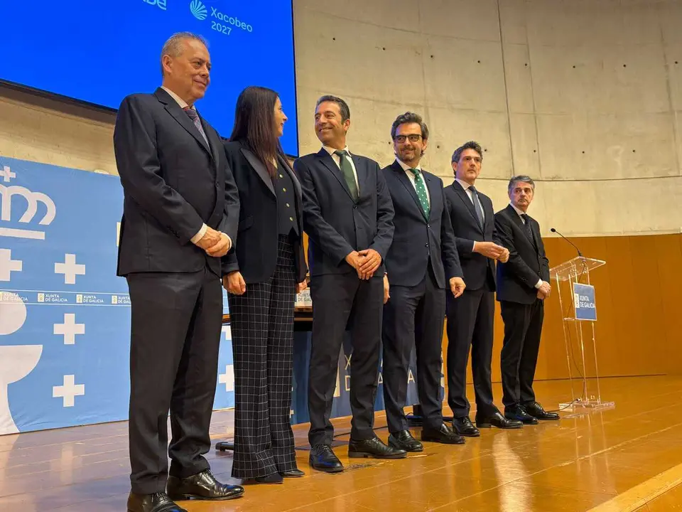 Alfonso Villares, acompa&ntilde;ado por tres conselleiros y Javier Arias en la toma de posesi&oacute;n como delegado de la Xunta