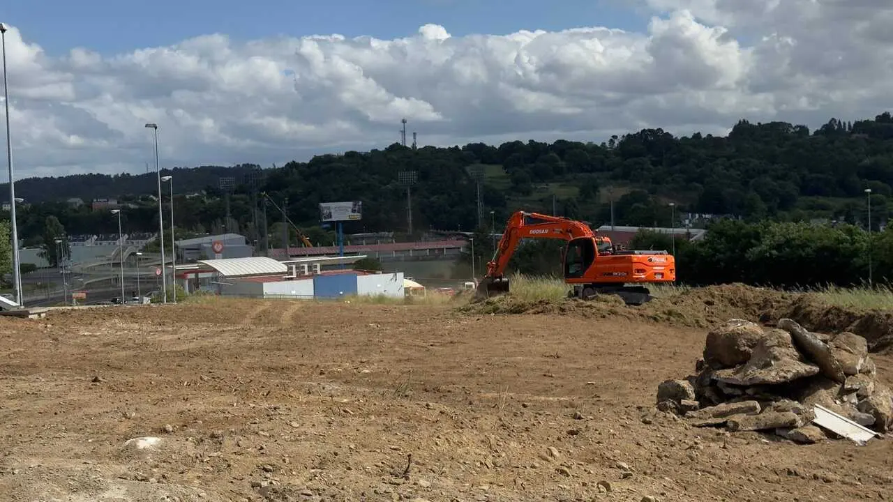 Inicio de las obras de urbanizaci&oacute;n en A Cheda, al lado de la N-VI y el Carrefour