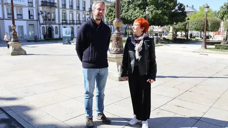 Maite Ferreiro, junto a Rub&eacute;n Arroxo en la Praza Maior