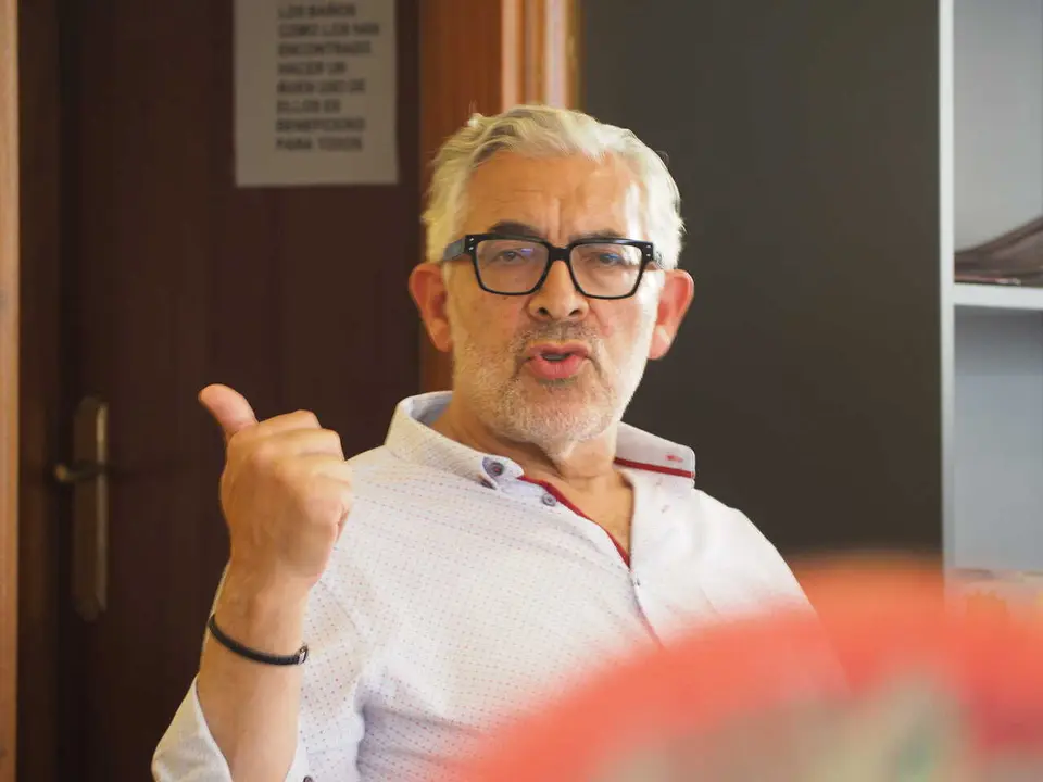 Miguel Fern&aacute;ndez, durante la reuni&oacute;n con vecinos del Sagrado Coraz&oacute;n