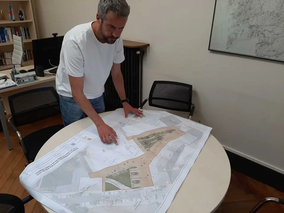 Rub&eacute;n Arroxo, con los planos del proyecto