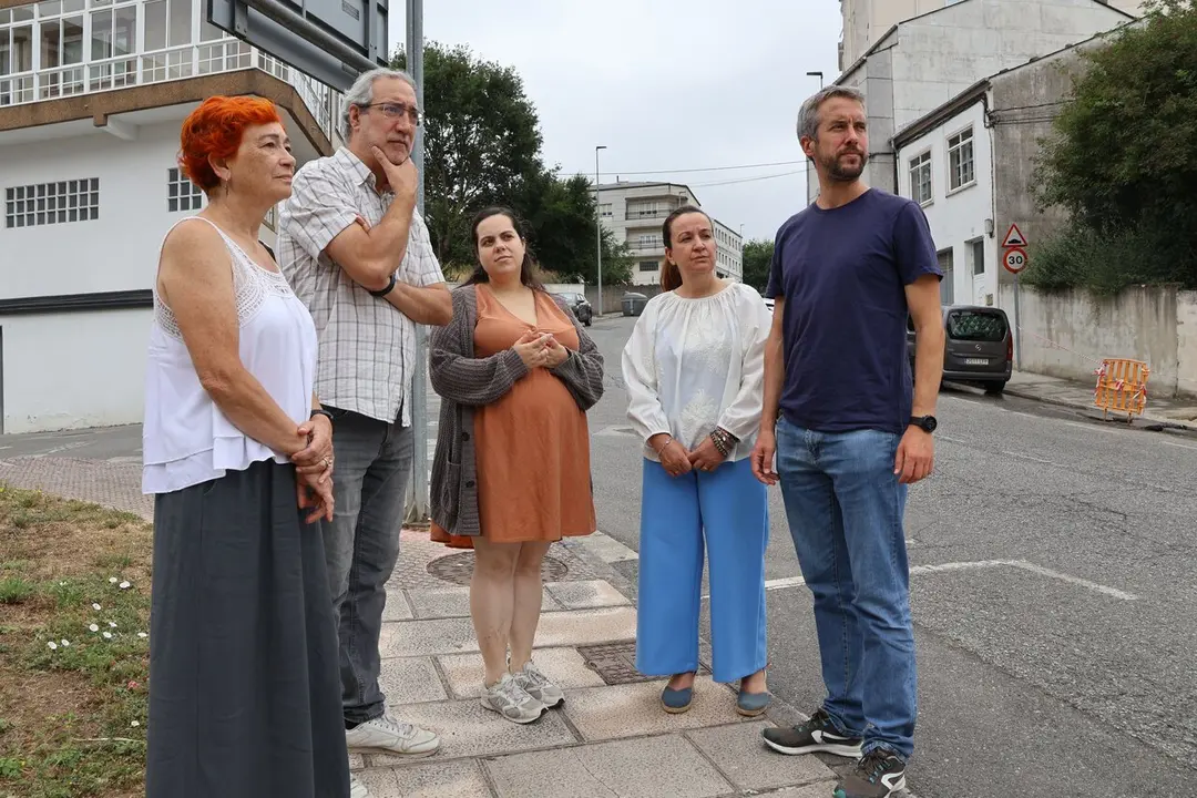 Rub&eacute;n Arroxo, acompa&ntilde;ado por los concelleiros del BNG en la Calzada das G&aacute;ndaras