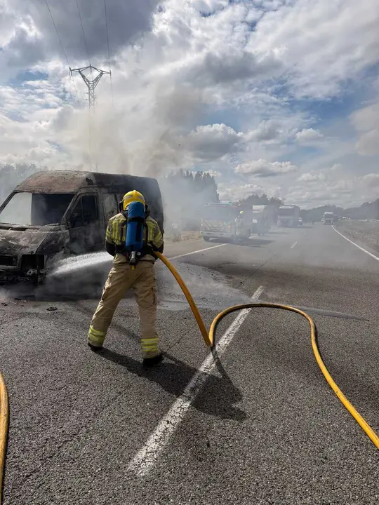 Calcinada una furgoneta en la A-6, en sentido Lugo
