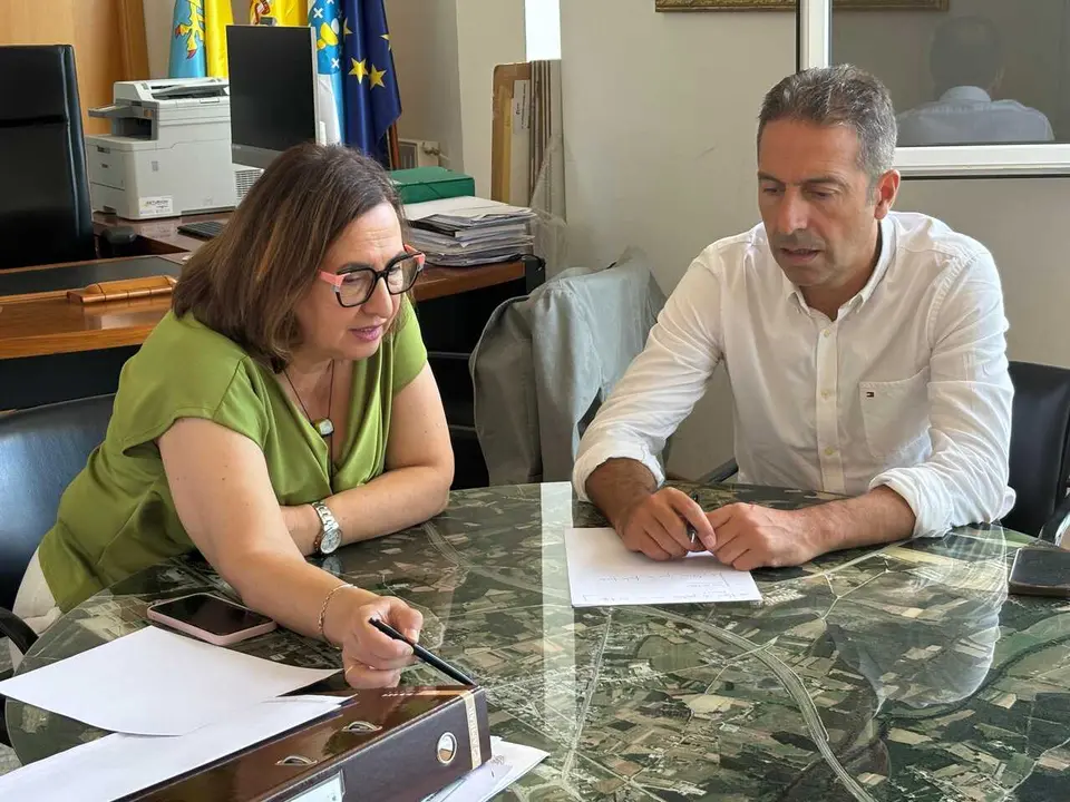Reme Gonz&aacute;lez y Alfonso Villares, durante el encuentro mantenido en R&auml;bade