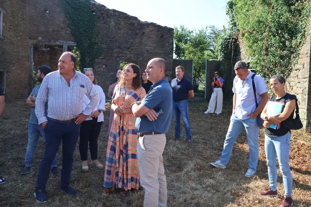 Carmela L&oacute;pez, con Corujo durante la visita a O Incio