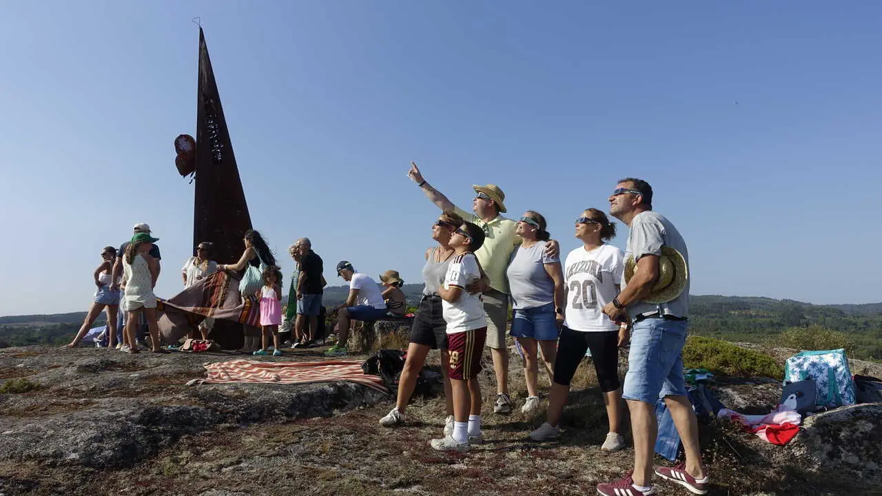FOTO 2 Guitiriz re&uacute;ne veci&ntilde;anza e visitantes en Santa Mari&ntilde;a para vivir a eclipse solar