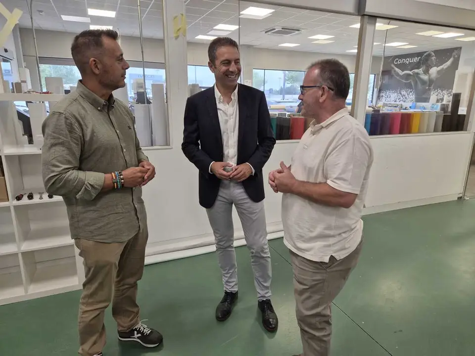 Alfonso Villares, durante la visita a Vinilos Lugo