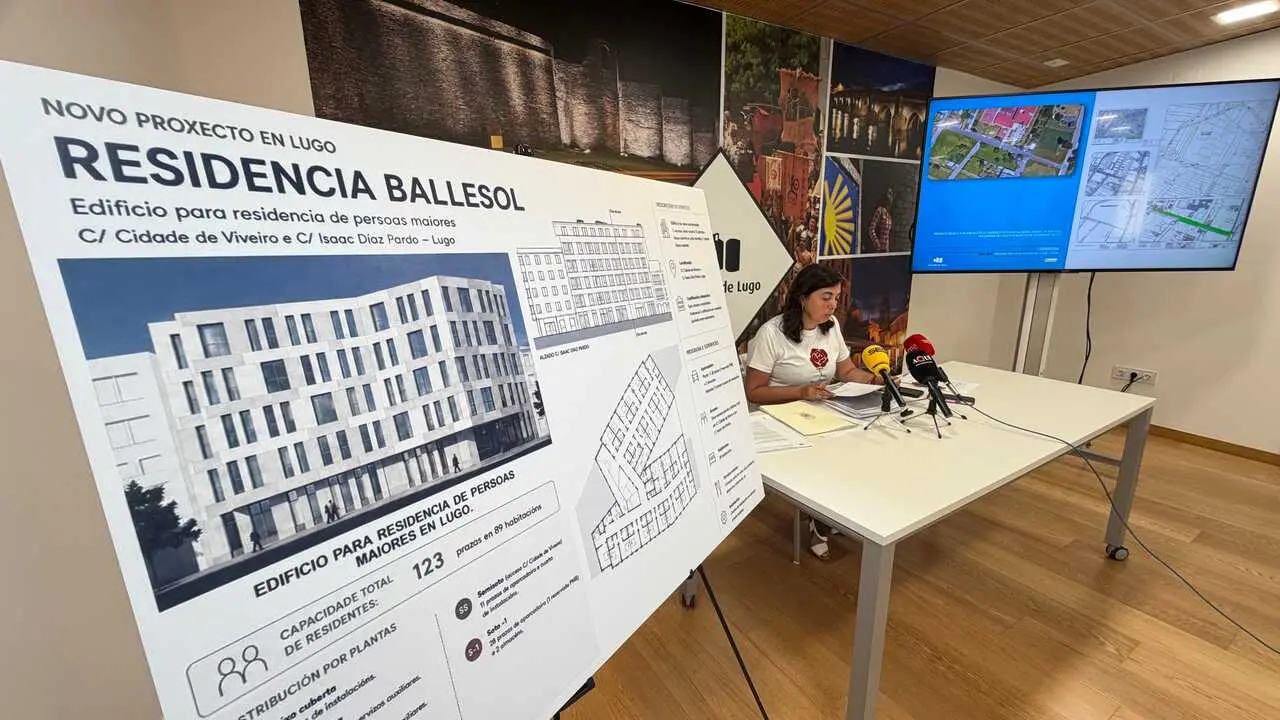 Elena Candia compareci&oacute; ante los medios tras al Xunta de Goberno. Pradero