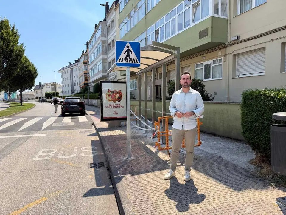 Antonio Ameijide, en la marquesina de la Avenida de Magoi