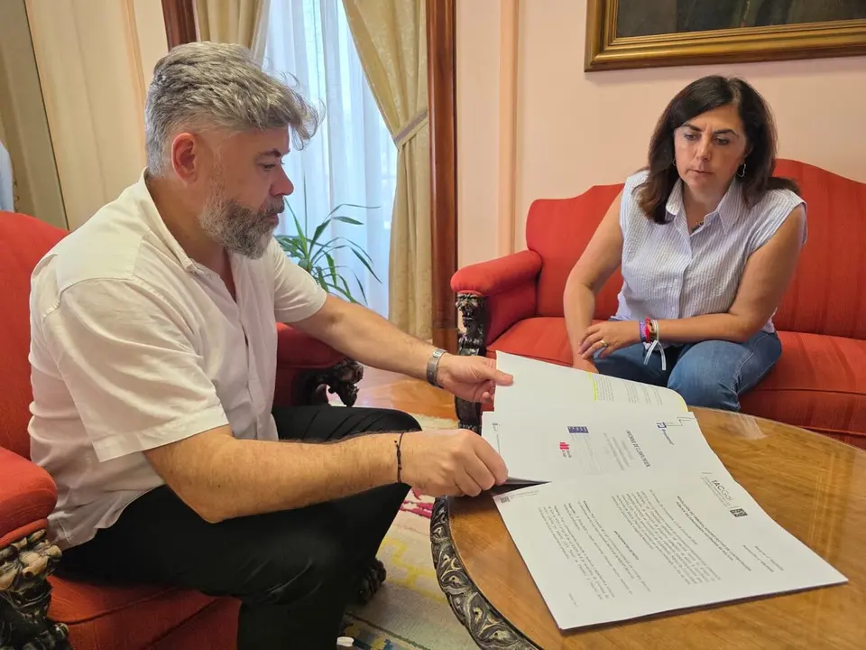 Elena Candia, durante la reuni&oacute;n con representantes de CCOO