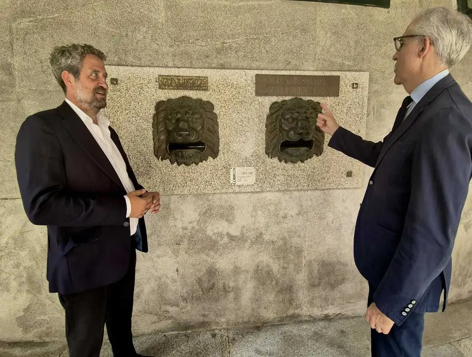 JDeOlano e FConde diante a oficina de Correos de Lugo