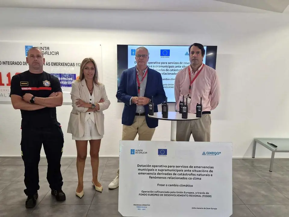 140926 Recepci&oacute;n de emisoras port&aacute;tiles para os parques de bombeiros
