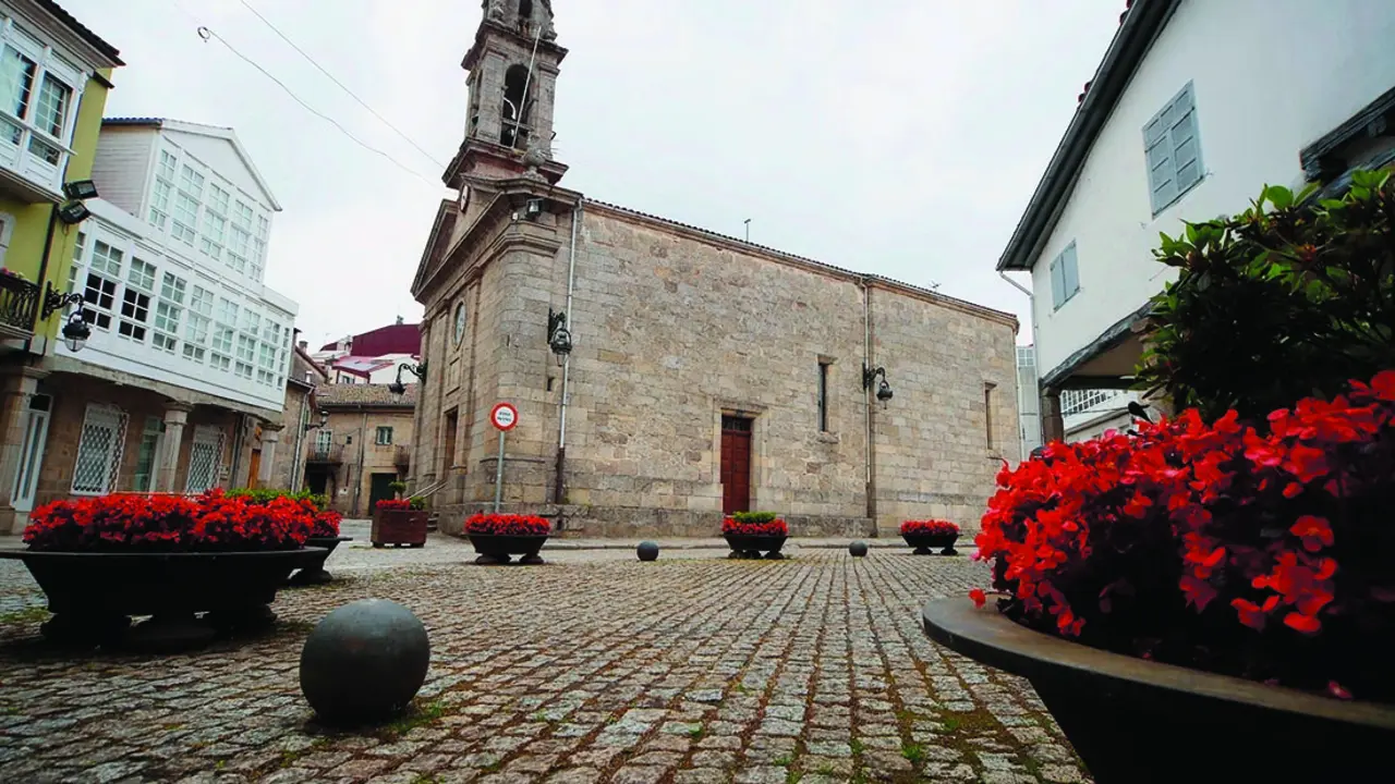 Fecha: 2020-06-03 Chantada, Iglesia de Santa Mari&ntilde;a y casa de la cultura Chantada