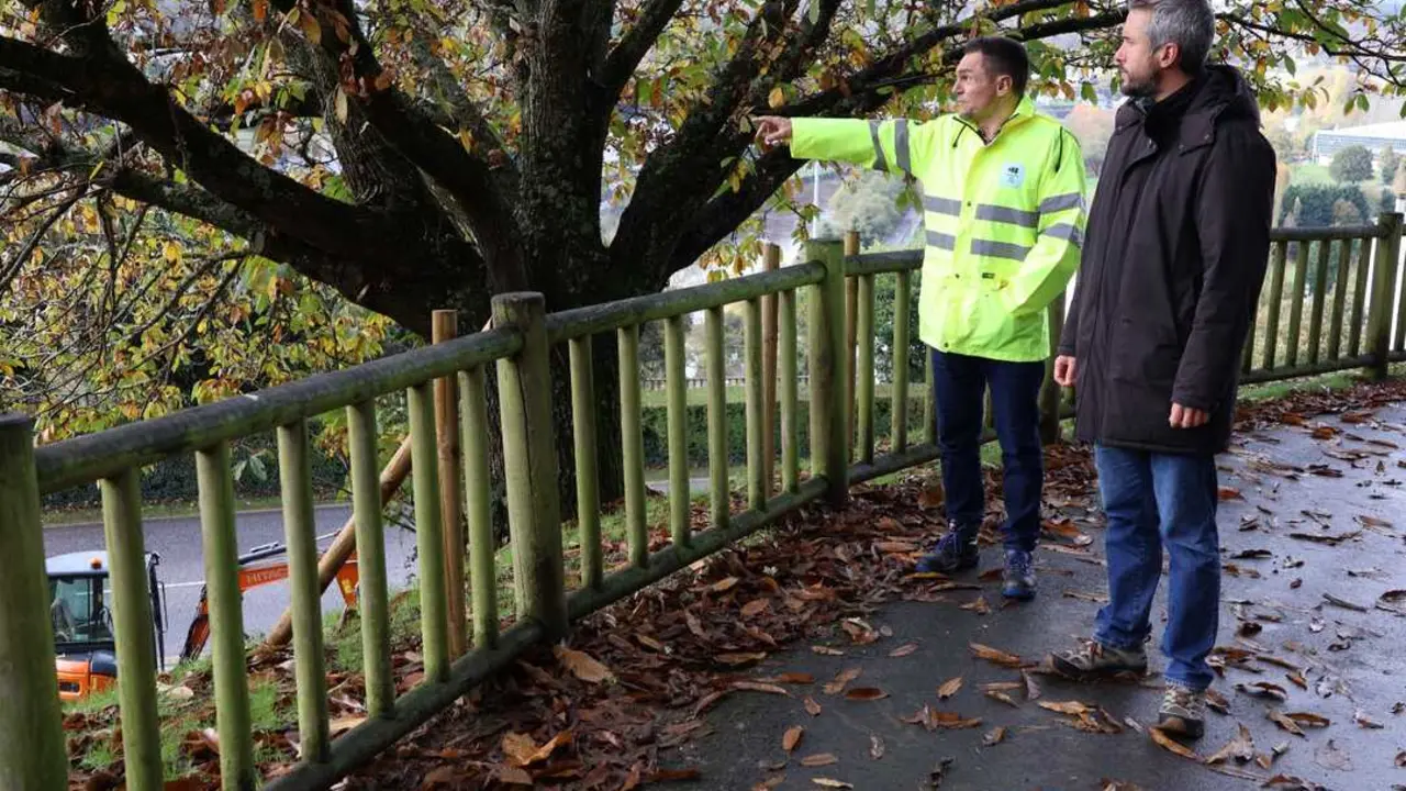 Rubén Arroxo supervisa los trabajos para unir los parques Rosalía y Marcos Cela